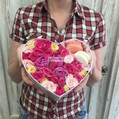 Коробка с цветами и макарони "Комплимент". Цена – 4050 руб. Арт – 1315 - №1