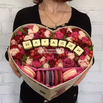 Коробка с цветами и сладостями. Цена – 7500 руб. Арт – 708 - №1